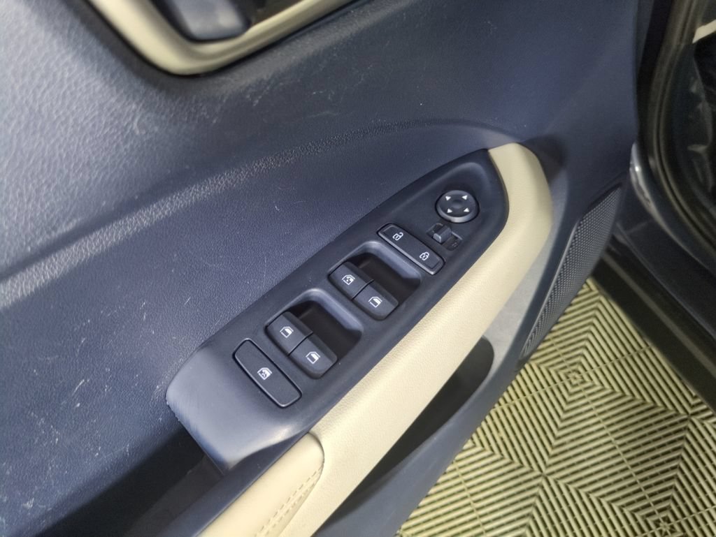 Used 2021 Hyundai Venue FWD image 14