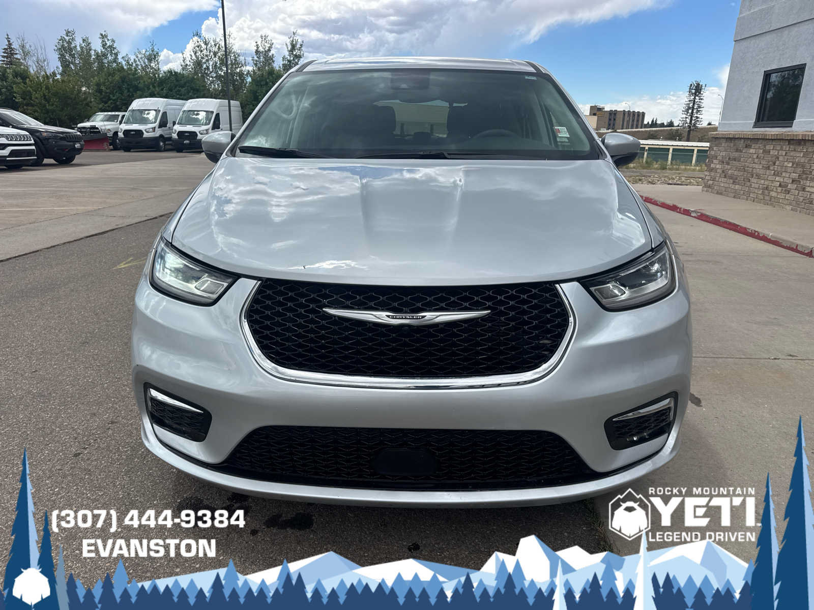 Used 2023 Chrysler Pacifica Touring-L FWD image 8