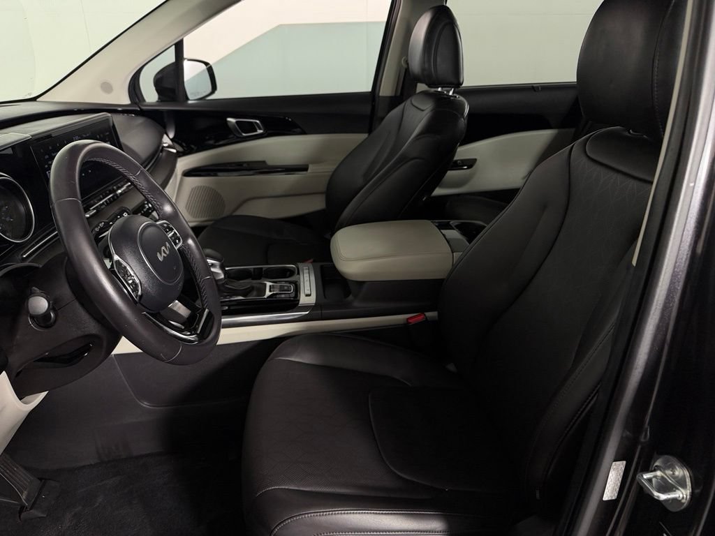 Used 2024 Kia Carnival EX FWD image 23
