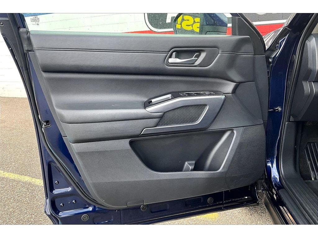 Used 2025 Nissan Pathfinder SL AWD/4WD image 19