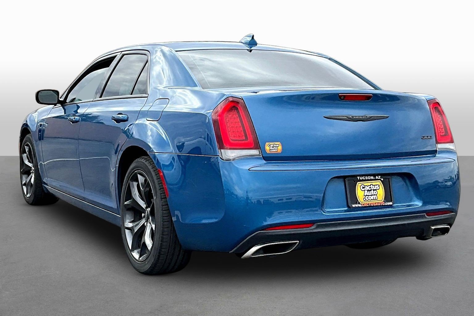 Used 2022 Chrysler 300 Touring w/ Sport Appearance Package image 7