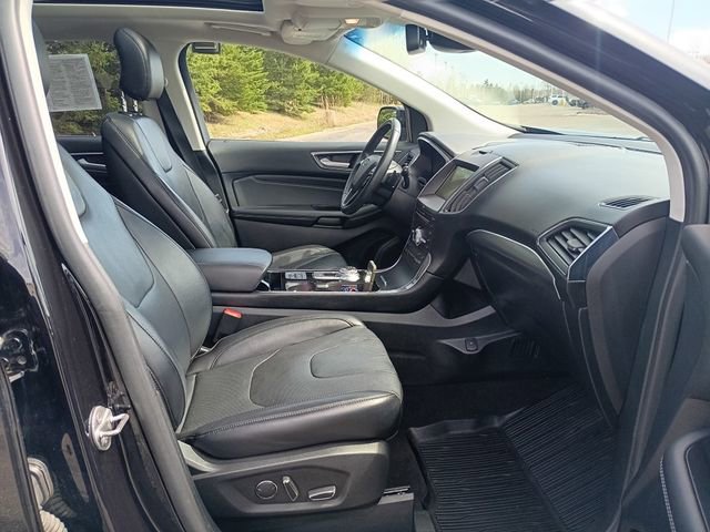 Used 2019 Ford Edge Titanium w/ Equipment Group 301A AWD/4WD image 16