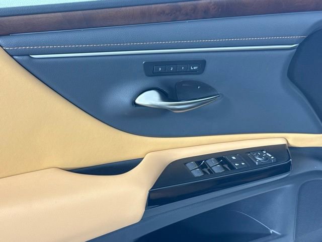 New 2025 Lexus ES 300h w/ Premium Package image 12