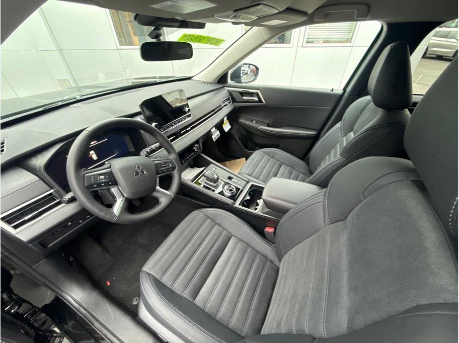 Used 2025 Mitsubishi Outlander SE image 9