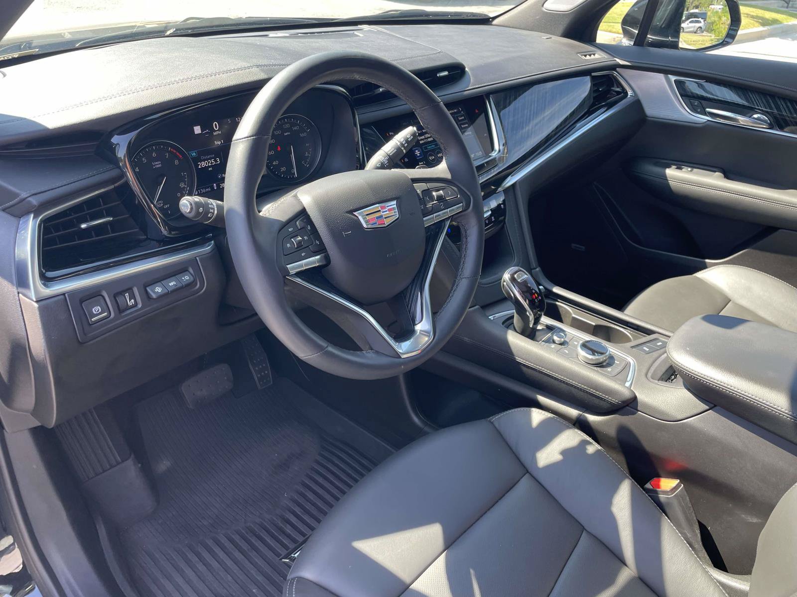 Used 2024 Cadillac XT6 Premium Luxury w/ Technology Package FWD image 2