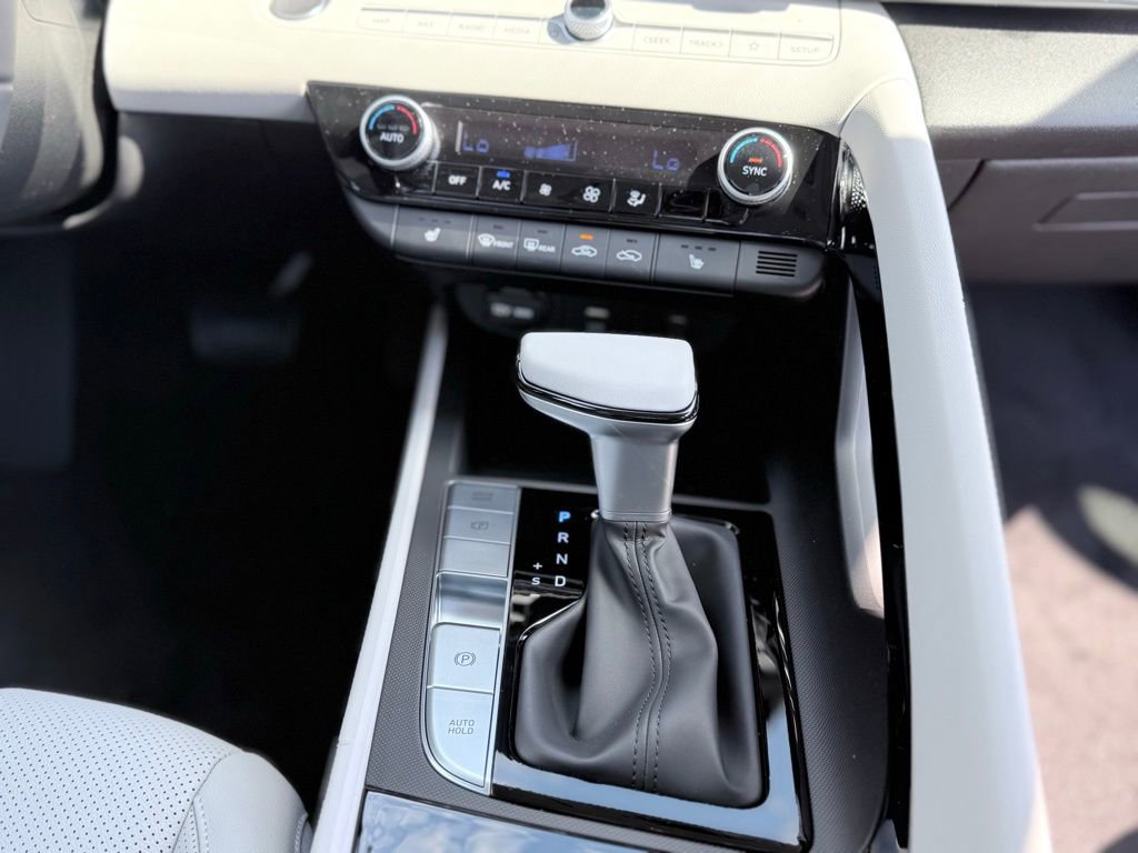 New 2025 Hyundai Elantra Limited image 25