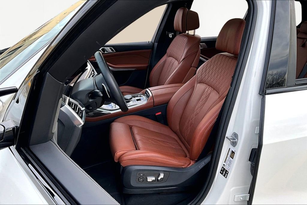 Used 2025 BMW X7 M60i w/ Climate Comfort Package image 25
