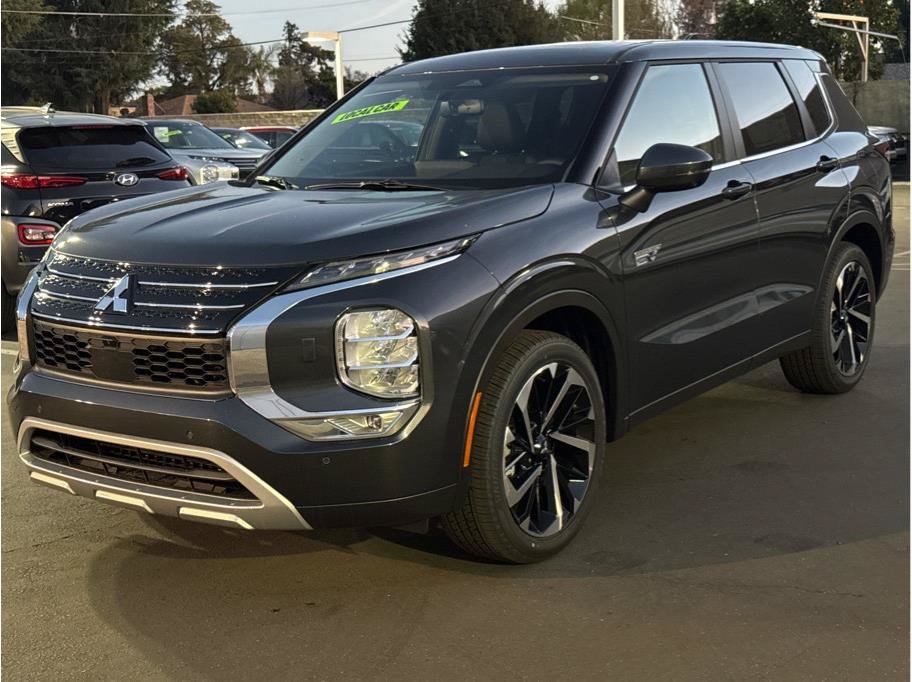 Used 2025 Mitsubishi Outlander 4WD Plug-In Hybrid image 2