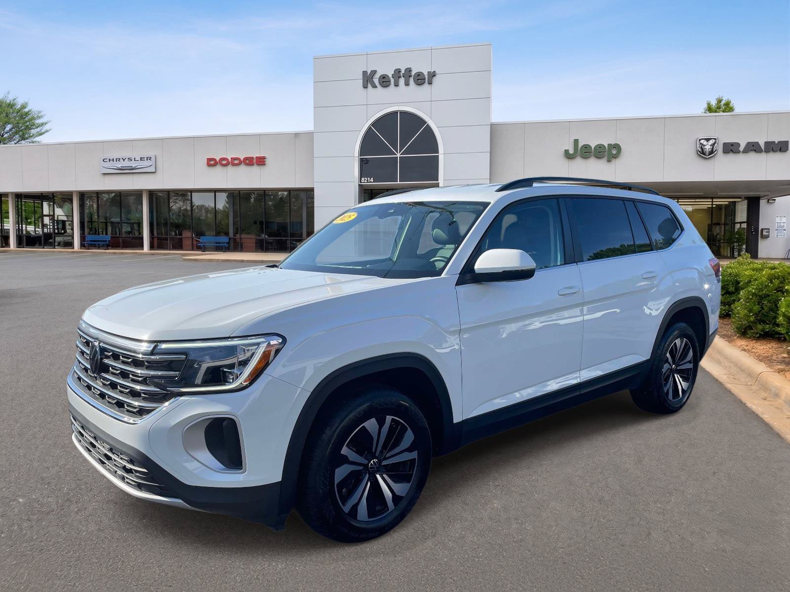 Used 2025 Volkswagen Atlas SE FWD image 1