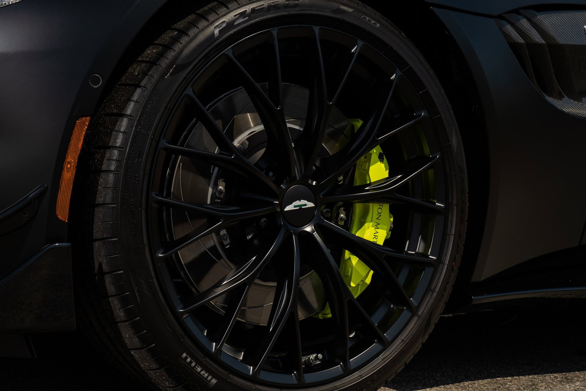 Used 2023 Aston Martin V8 Vantage Coupe RWD image 23