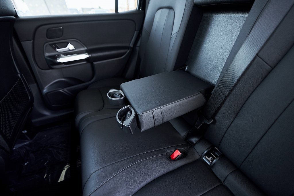 Used 2025 Mercedes-Benz GLB 250 4MATIC w/ Exclusive Package image 32