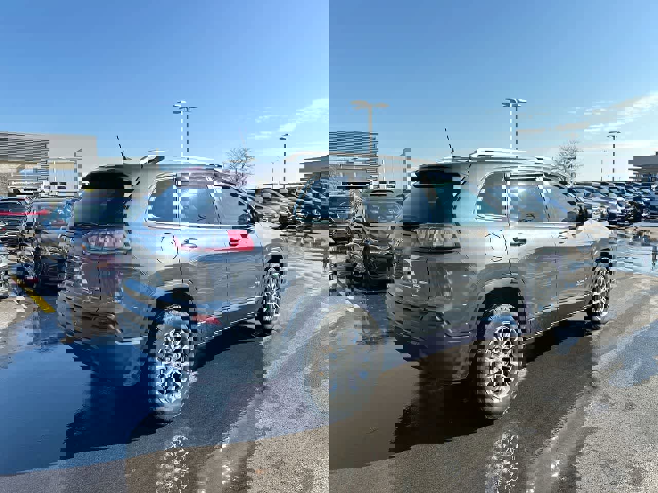 Used 2019 Jeep Cherokee Latitude Plus w/ Cold Weather Group image 13