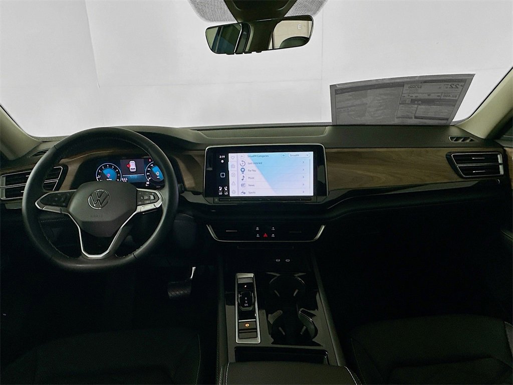 Used 2025 Volkswagen Atlas SE w/ Panoramic Sunroof Package image 3