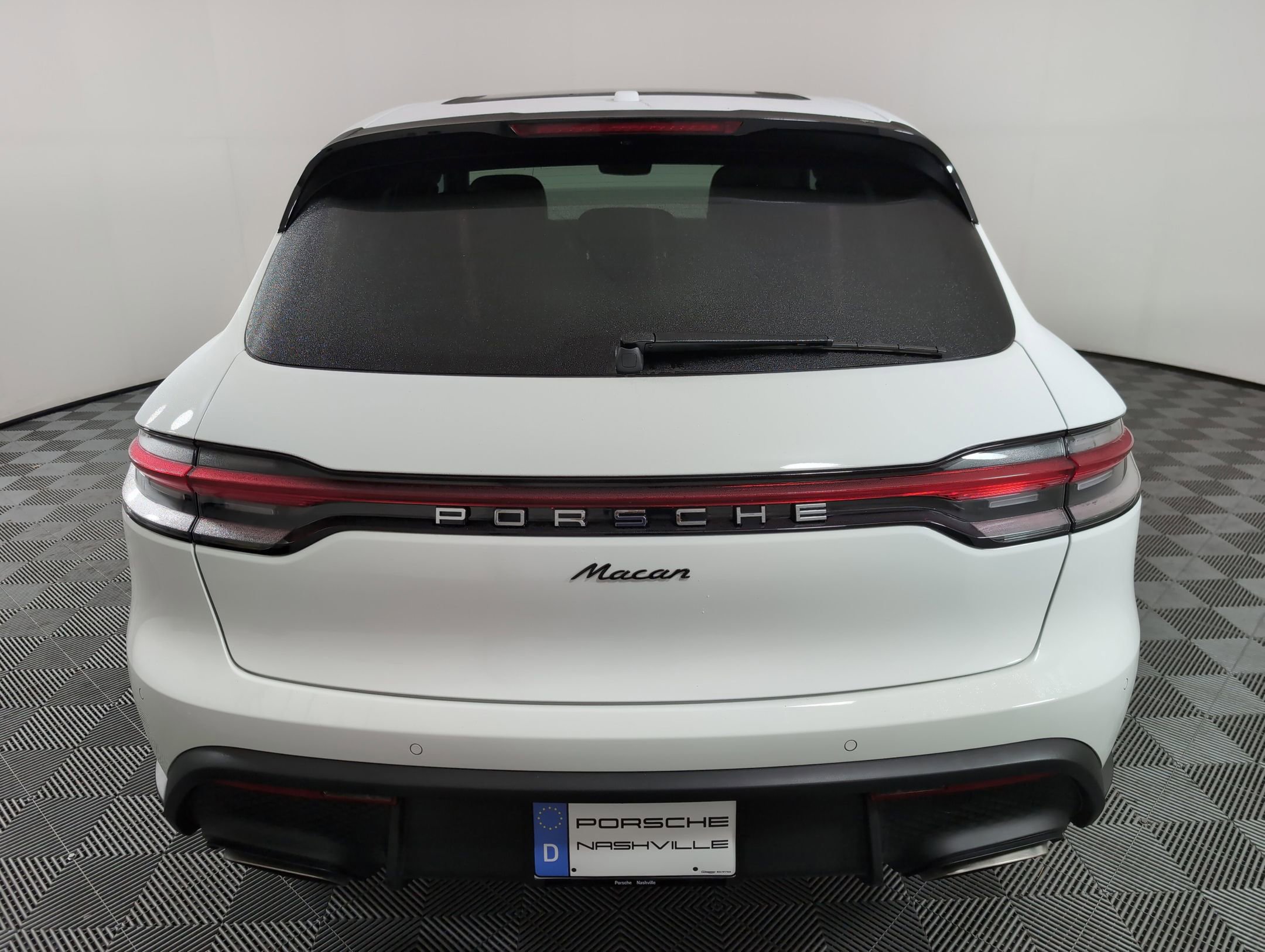 Certified 2025 Porsche Macan AWD/4WD image 7