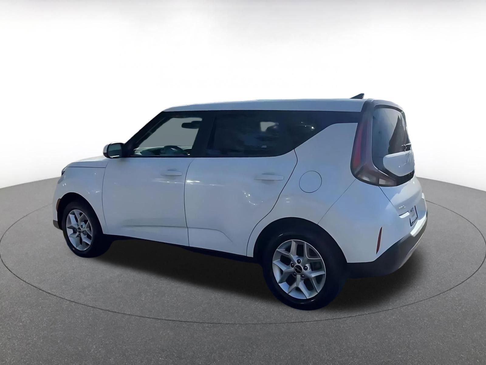 Used 2025 Kia Soul LX w/ LX Technology Package FWD image 10