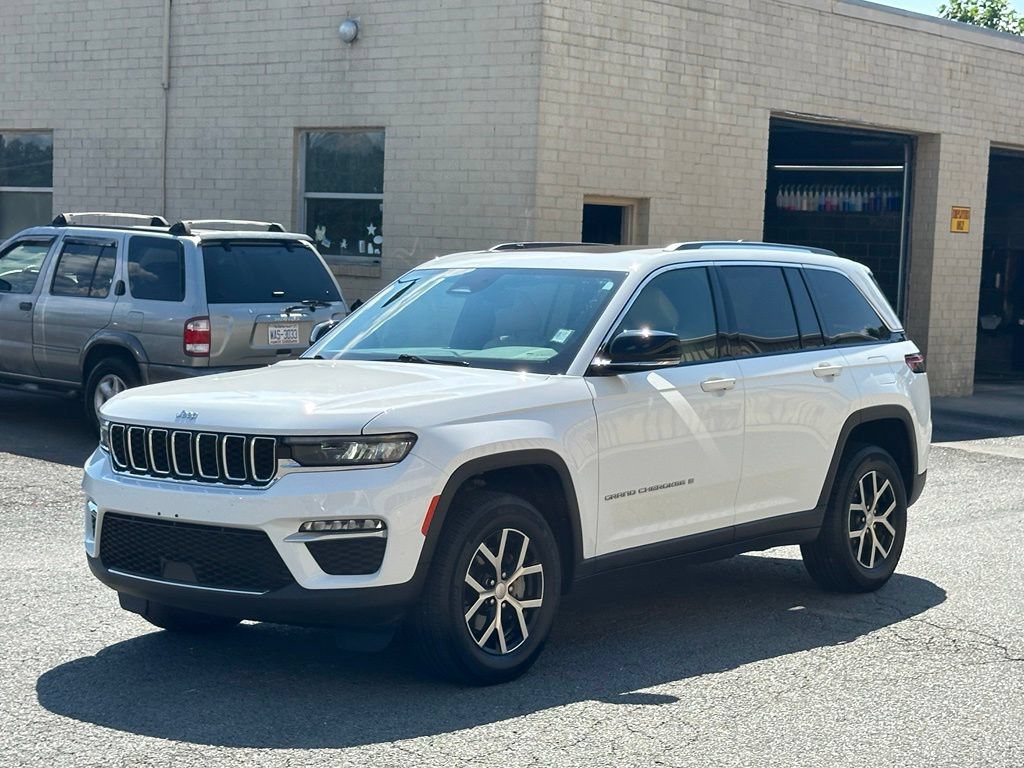 Used 2023 Jeep Grand Cherokee Limited AWD/4WD image 2