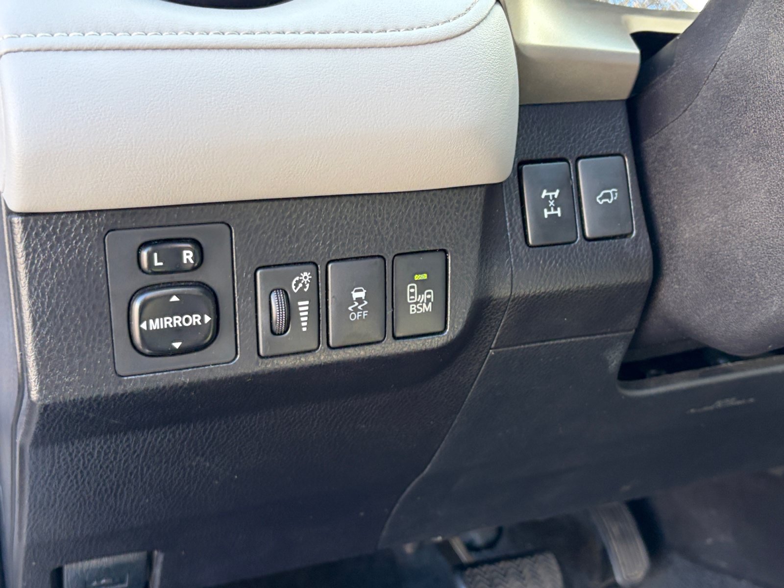 Used 2015 Toyota RAV4 Limited w/ Technology Package AWD/4WD image 17