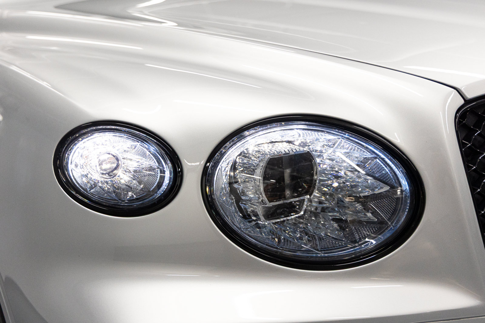 Certified 2023 Bentley Bentayga Plug-In Hybrid AWD/4WD image 13