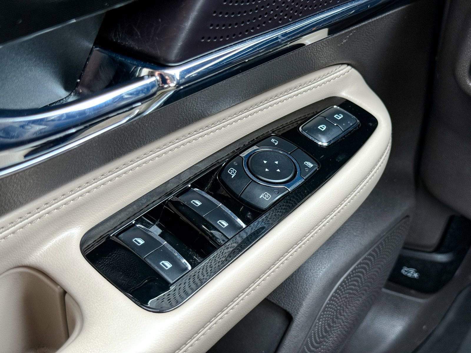 Used 2024 Lincoln Corsair AWD w/ Equipment Group 101A image 30