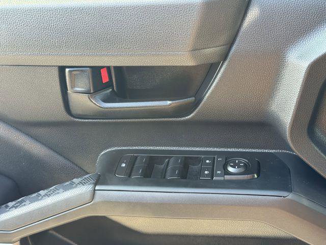 Certified 2025 Toyota Tacoma SR5 AWD/4WD image 25