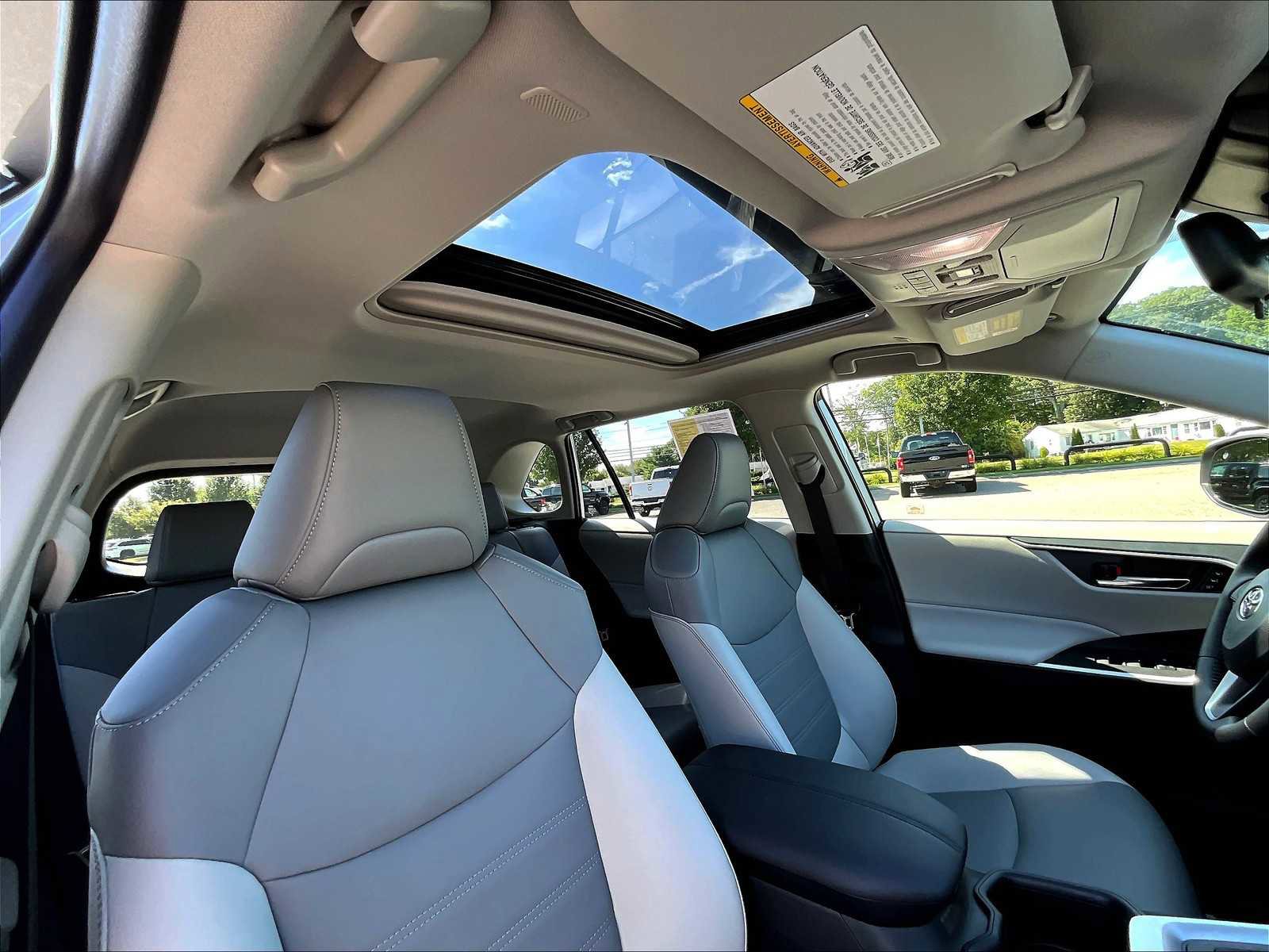 Used 2025 Toyota RAV4 XLE Premium image 22