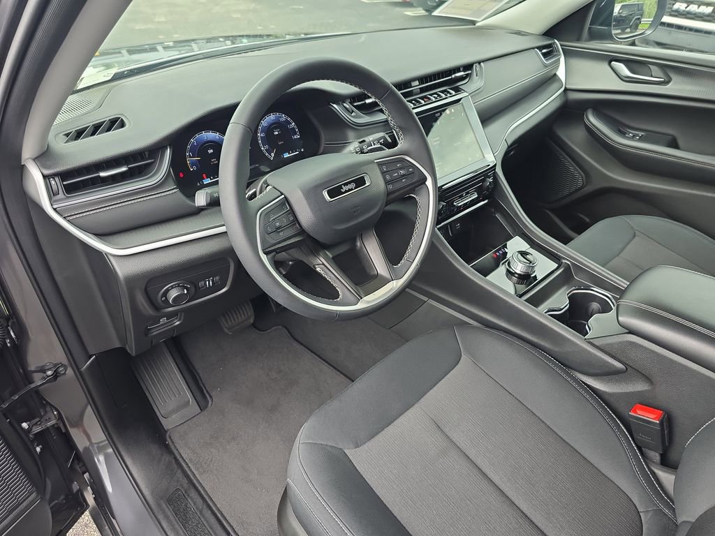 Used 2023 Jeep Grand Cherokee Laredo X image 18