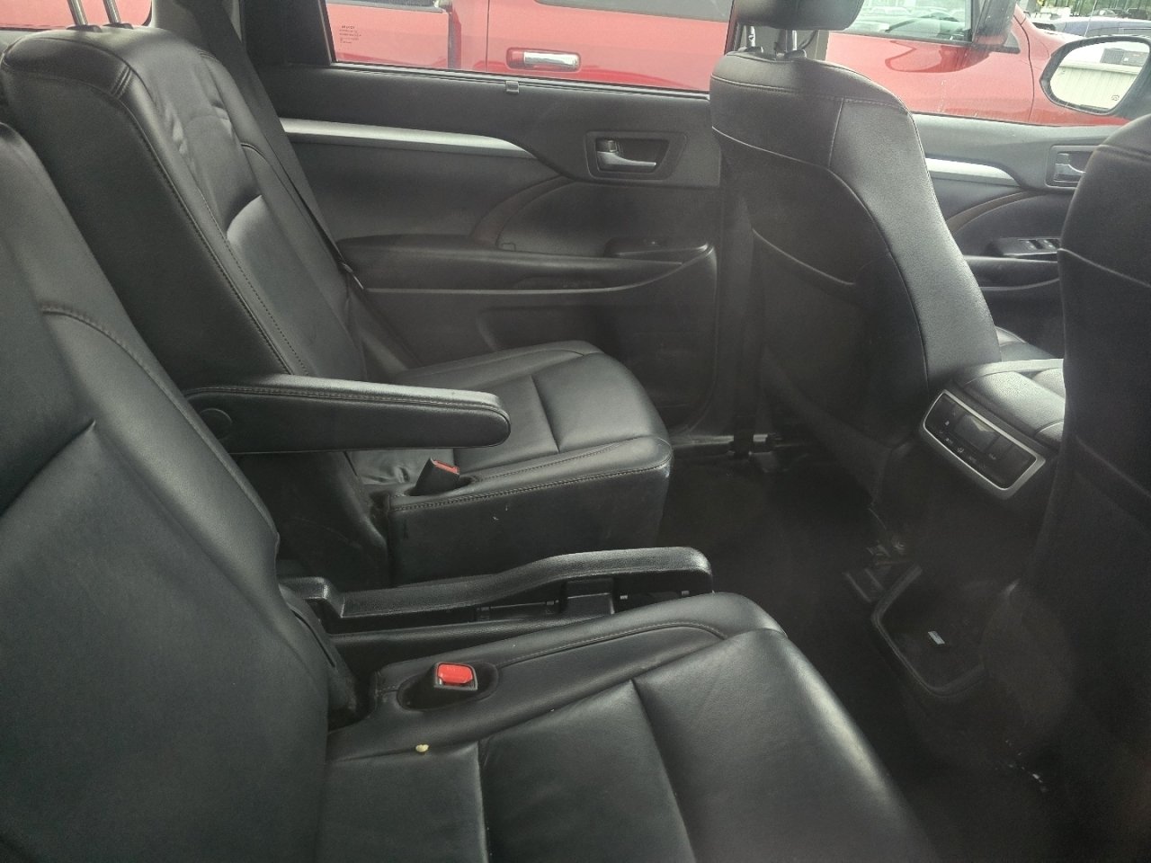 Used 2019 Toyota Highlander XLE AWD/4WD image 14