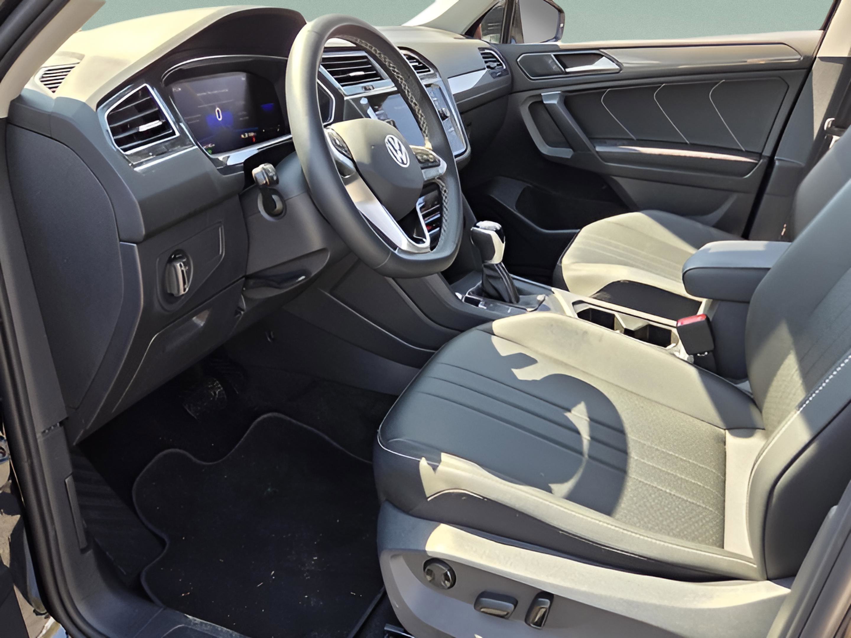 Used 2023 Volkswagen Tiguan SE image 40