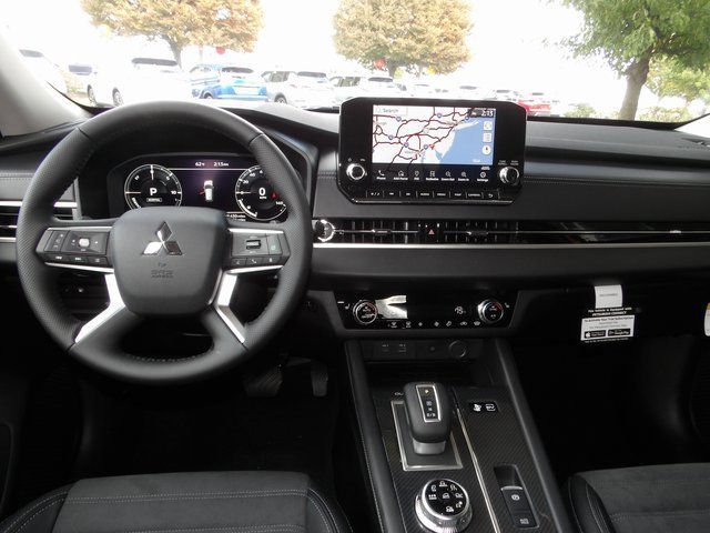 New 2025 Mitsubishi Outlander SE image 14