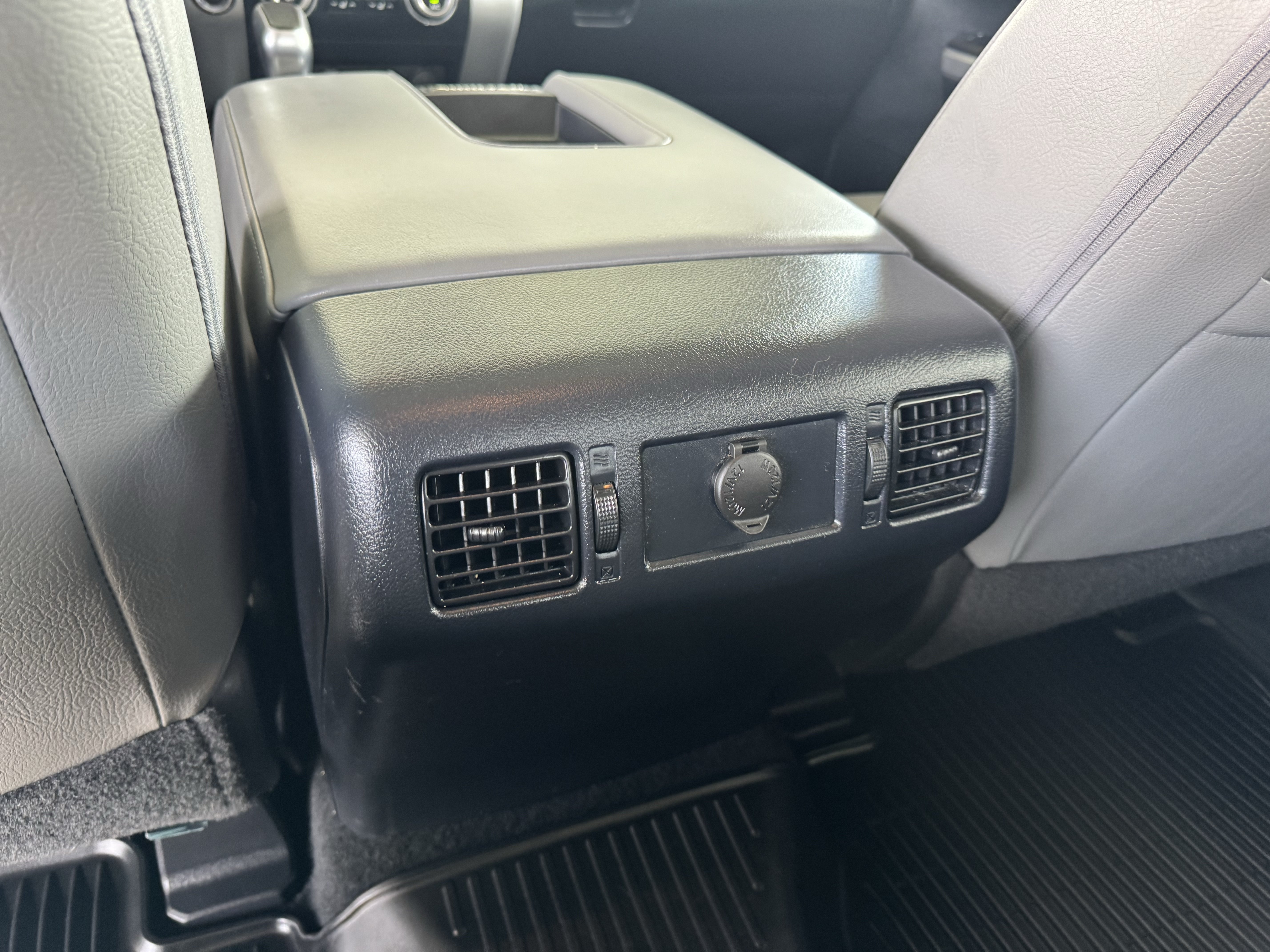 Used 2017 Toyota Tundra Limited w/ Limited Premium Package AWD/4WD image 17