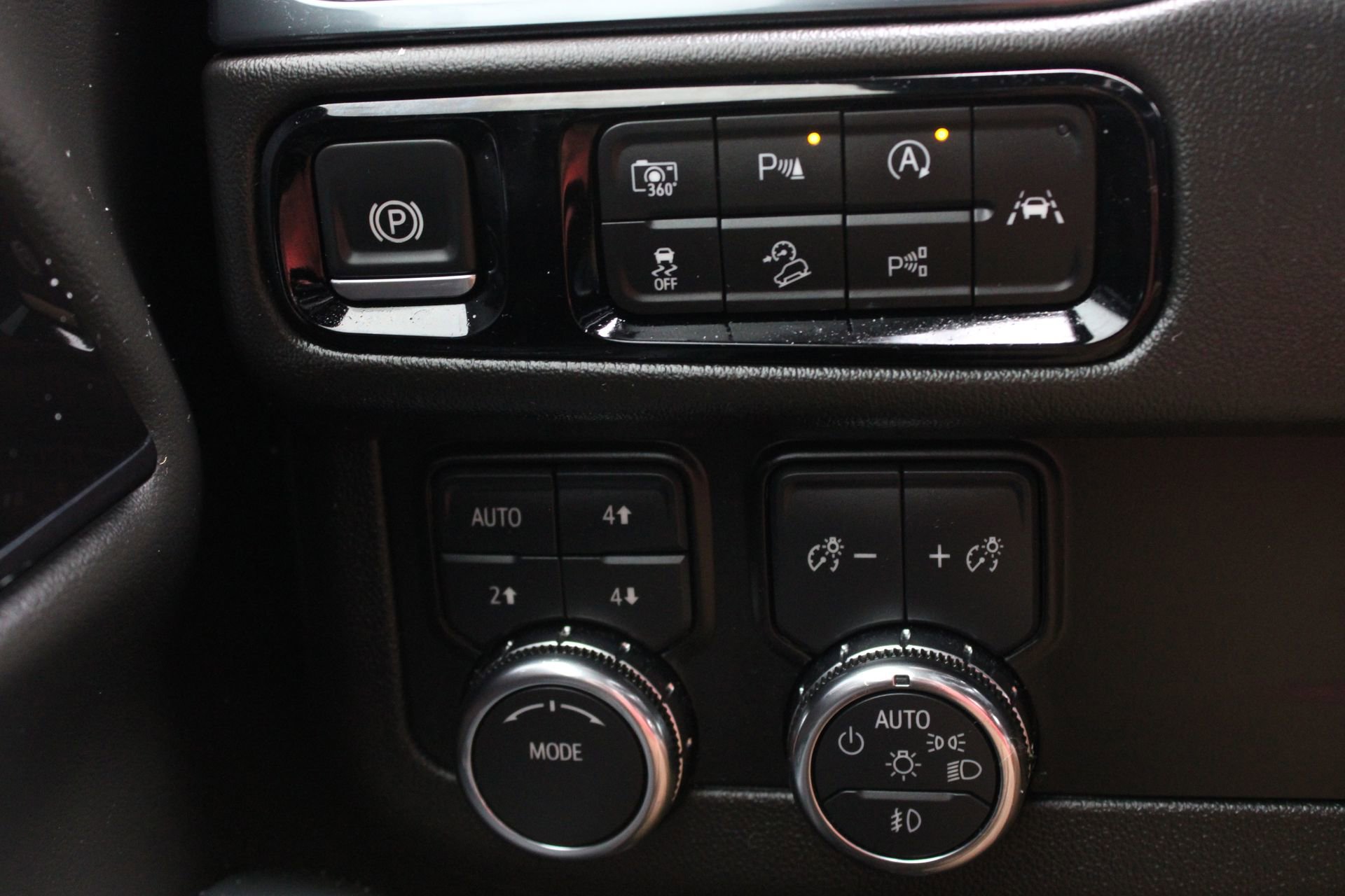 Used 2025 GMC Yukon AT4 w/ LPO, Floor Liner Package image 20