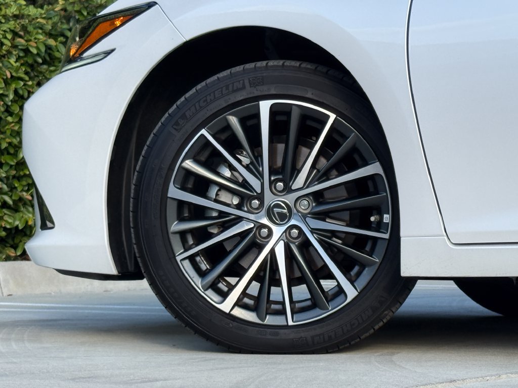 Certified 2024 Lexus ES 300h w/ Premium Package FWD image 9