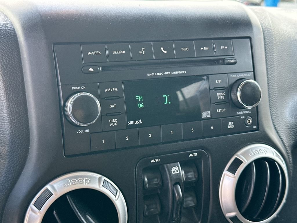 Used 2016 Jeep Wrangler Unlimited Sahara w/ Connectivity Group image 13