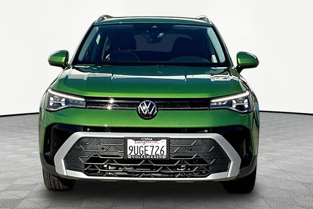 Used 2025 Volkswagen Taos SE image 2