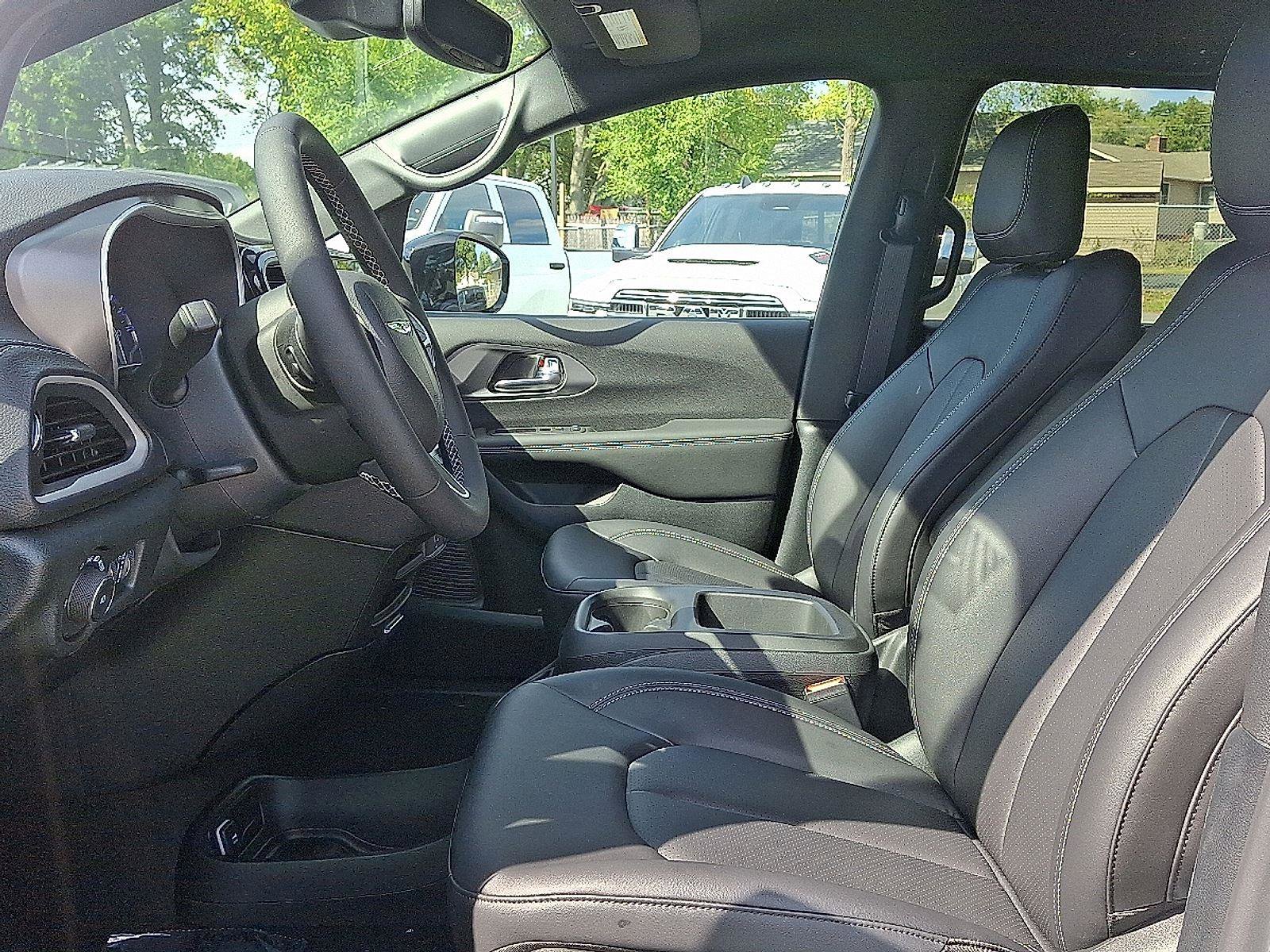 New 2026 Chrysler Pacifica Select image 6