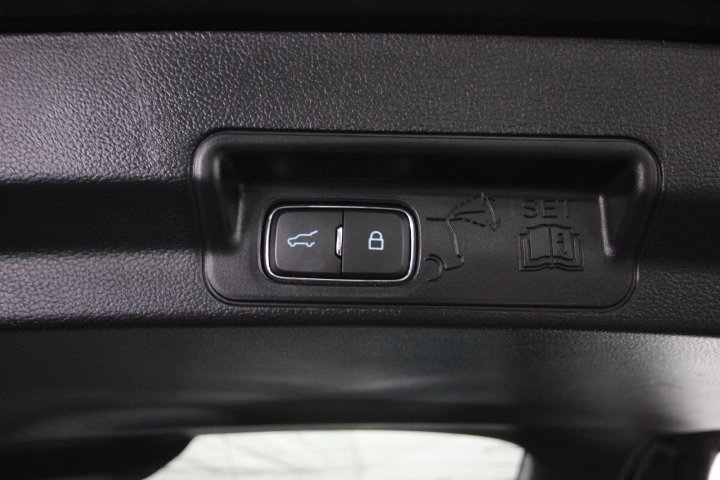 Used 2022 Ford Explorer XLT w/ Equipment Group 202A image 7