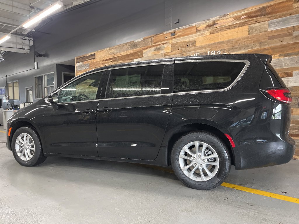 New 2027 Chrysler Pacifica Select AWD/4WD image 19