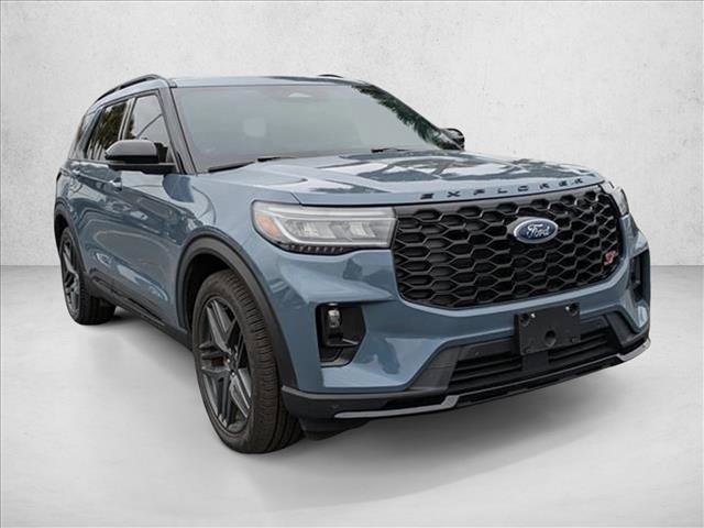 Used 2025 Ford Explorer ST image 3