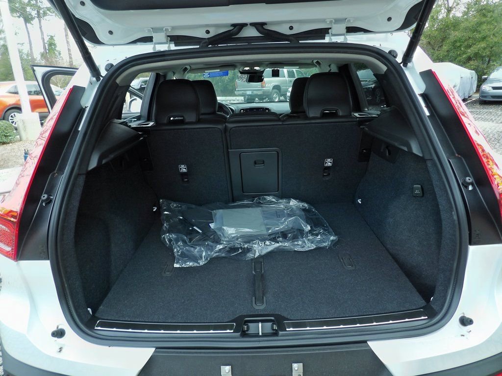 New 2025 Volvo XC40 B5 Plus w/ Climate Package image 13