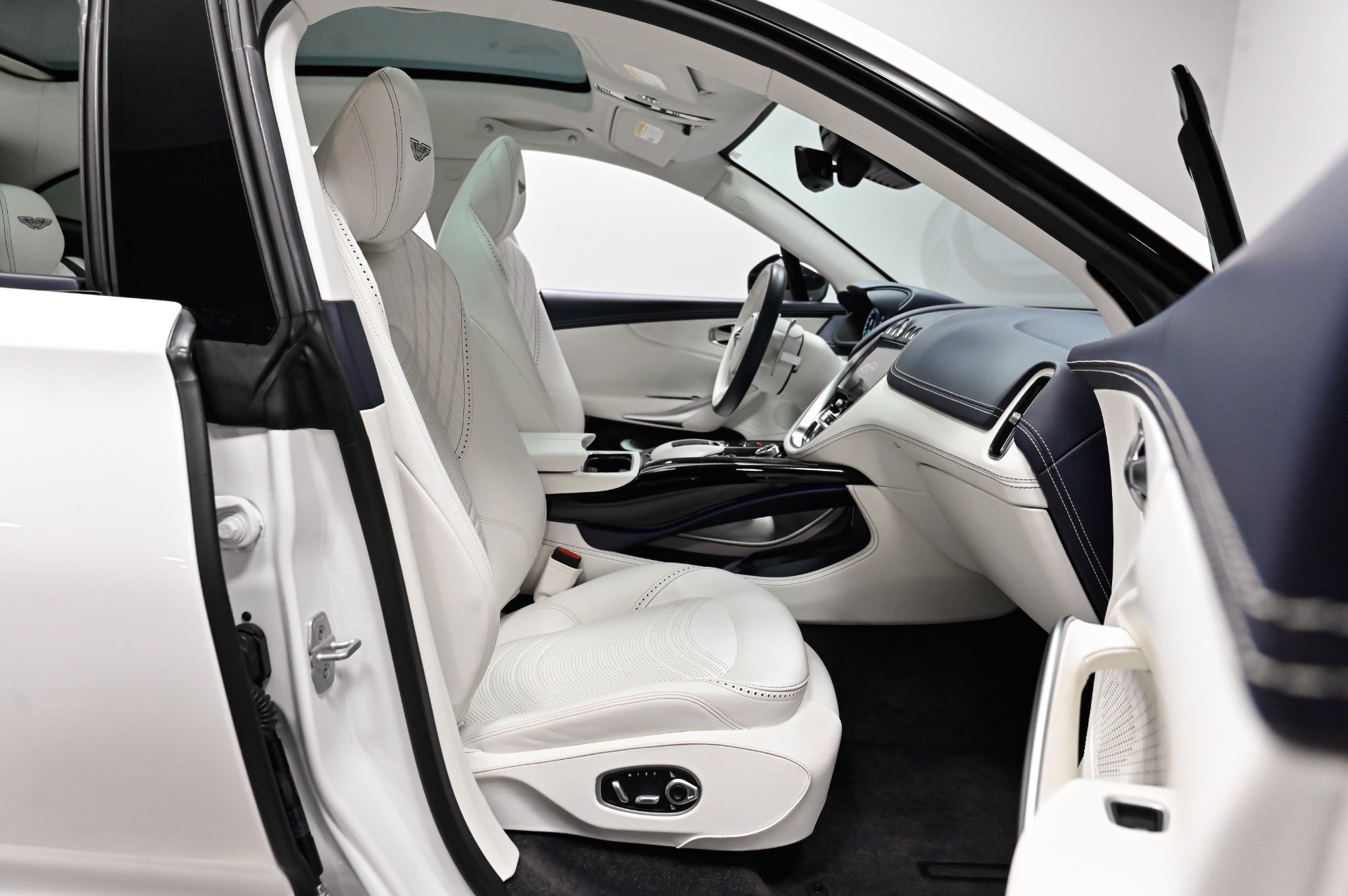 Used 2023 Aston Martin DBX 707 AWD/4WD image 43