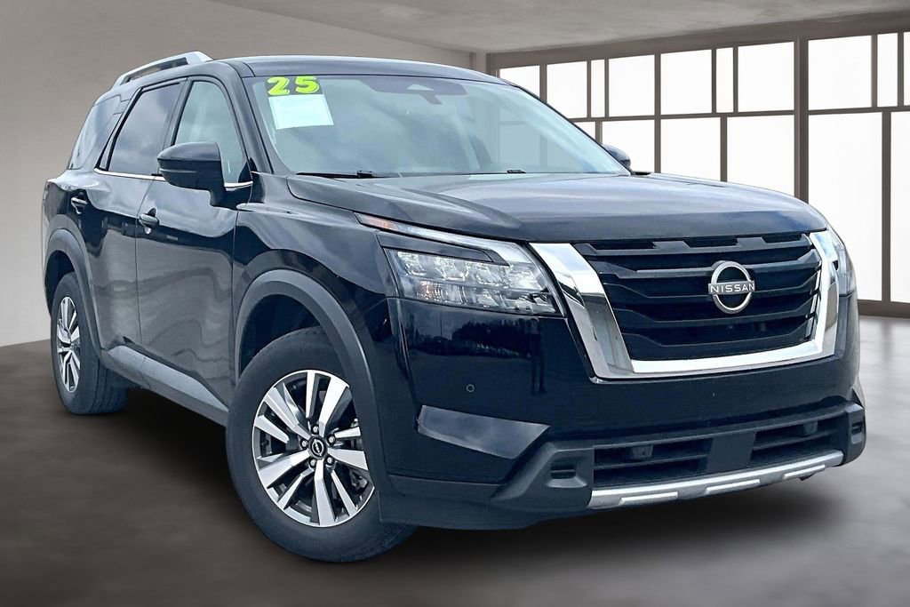 Used 2025 Nissan Pathfinder SL image 3