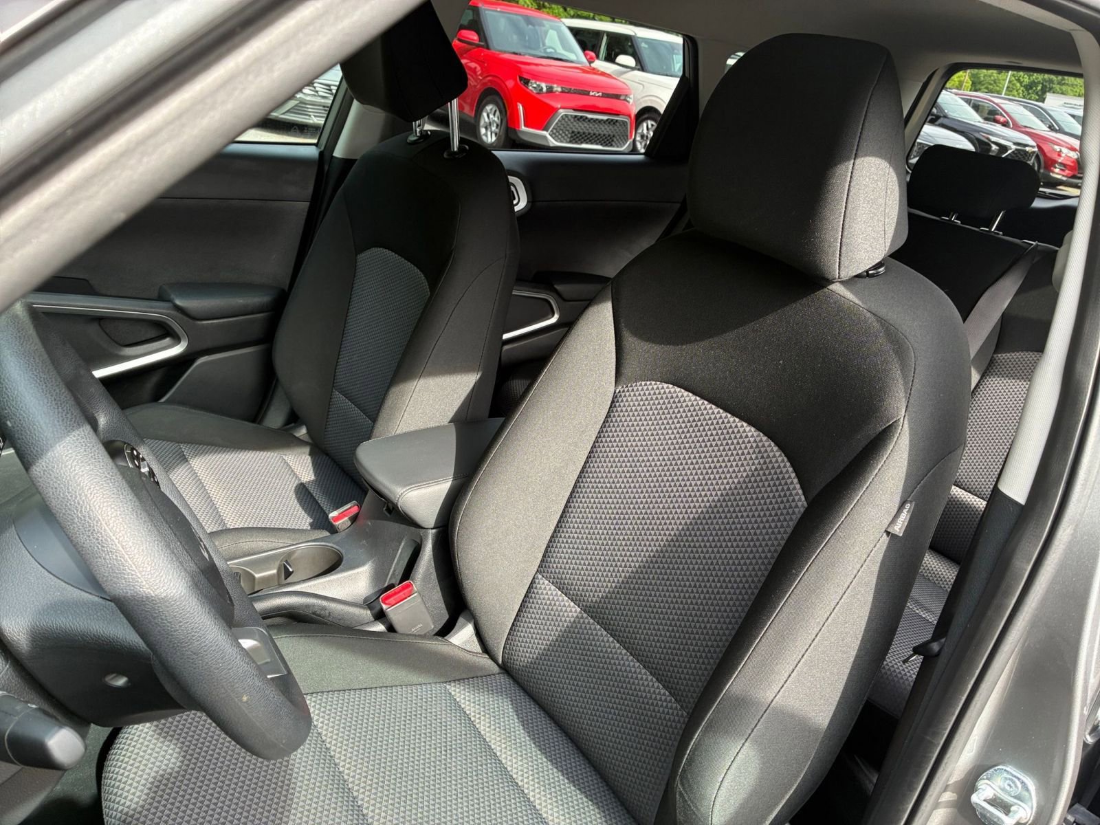 Used 2025 Kia Soul LX w/ LX Technology Package FWD image 36