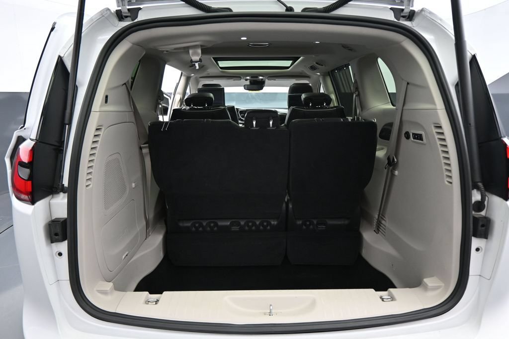 Used 2024 Chrysler Pacifica Limited w/ Uconnect Theater Family Group FWD image 33