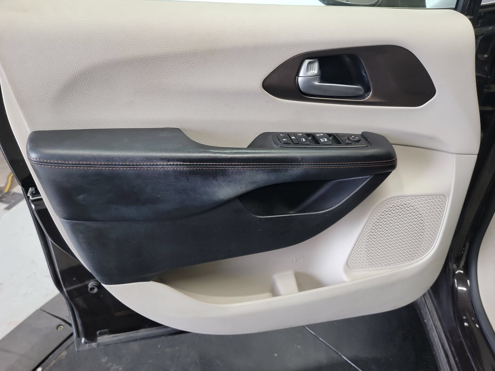 Used 2017 Chrysler Pacifica Touring-L FWD image 13