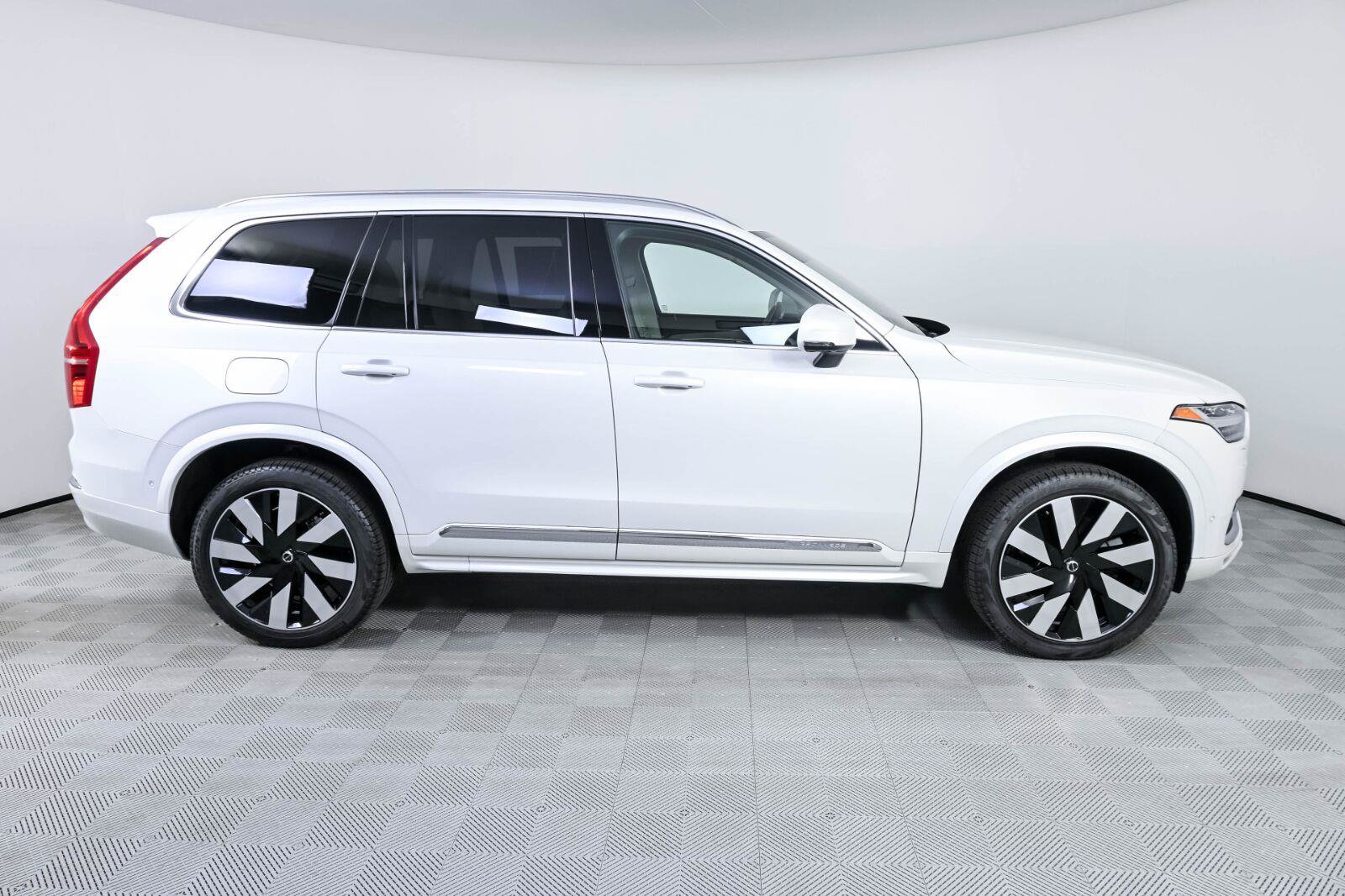 Used 2024 Volvo XC90 T8 Plus w/ Protection Package Premier AWD/4WD image 25