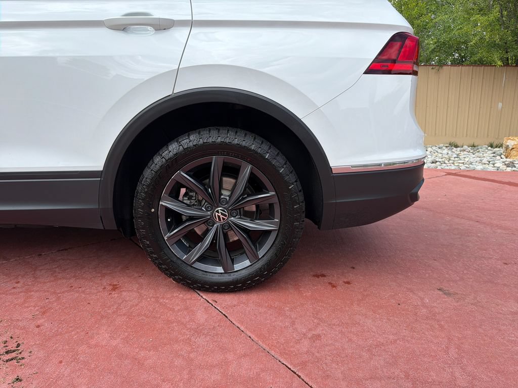 Used 2022 Volkswagen Tiguan SE AWD/4WD image 37
