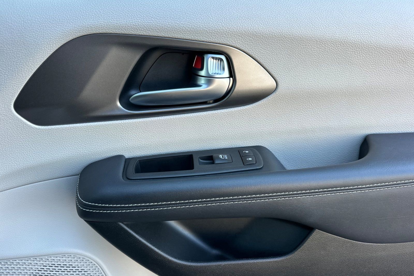 Used 2023 Chrysler Pacifica Touring-L FWD image 19