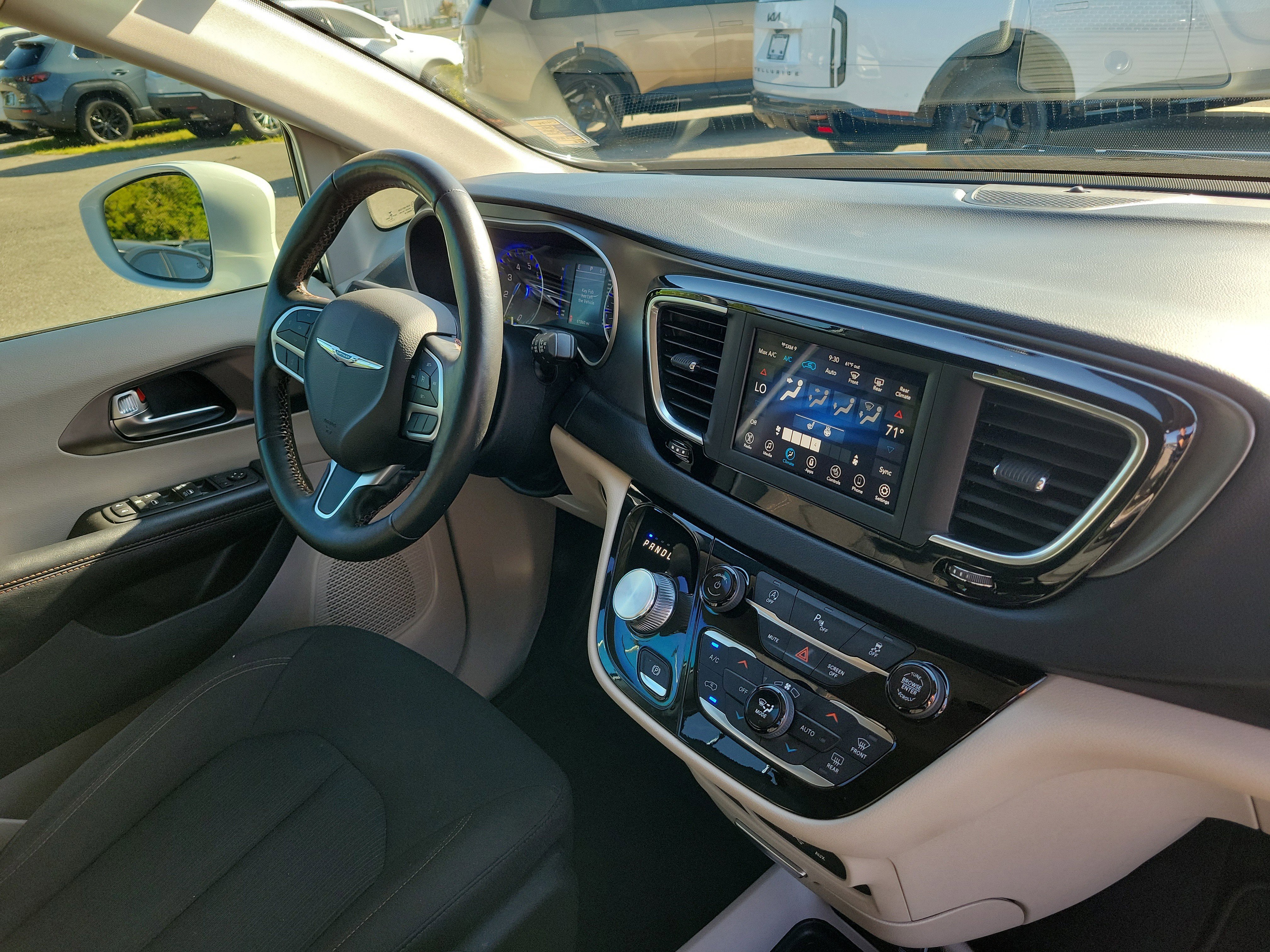 Used 2020 Chrysler Pacifica Touring w/ Cold Weather Group FWD image 8