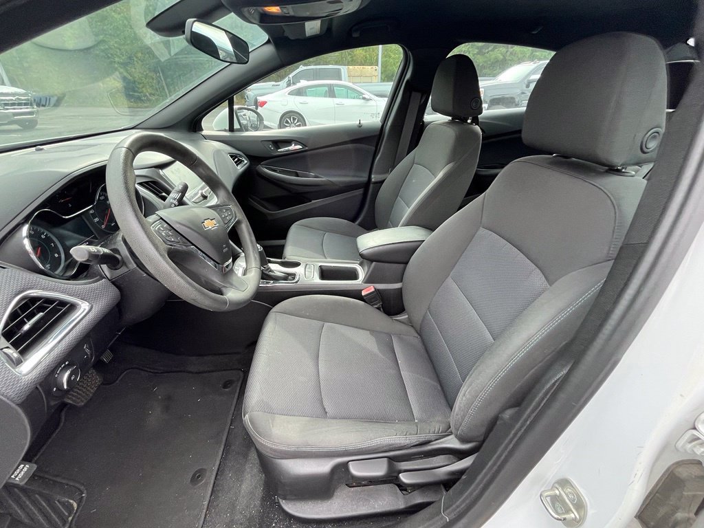Used 2018 Chevrolet Cruze LT w/ RS Package FWD image 9