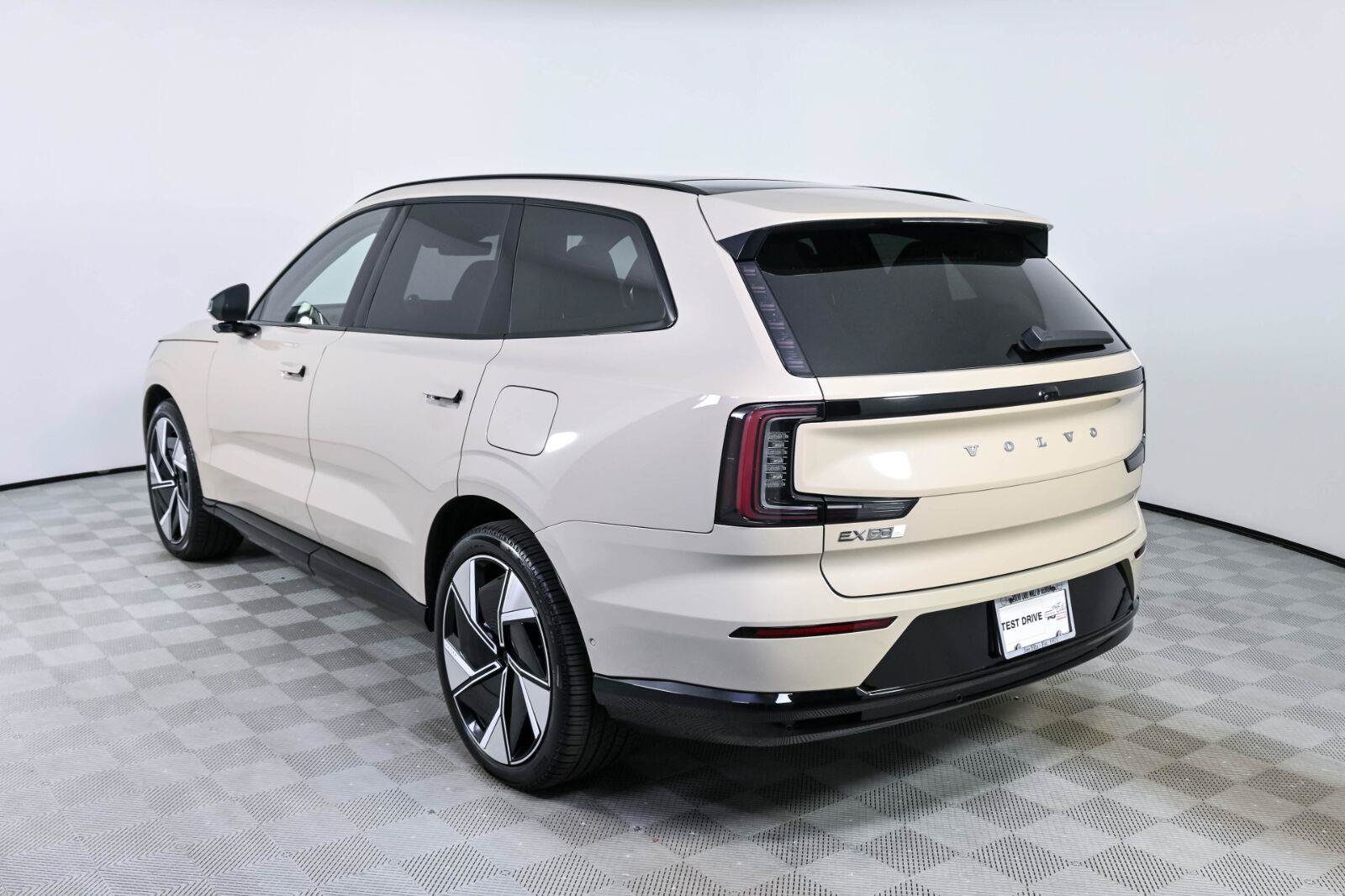 Certified 2026 Volvo EX90 Ultra AWD/4WD image 3